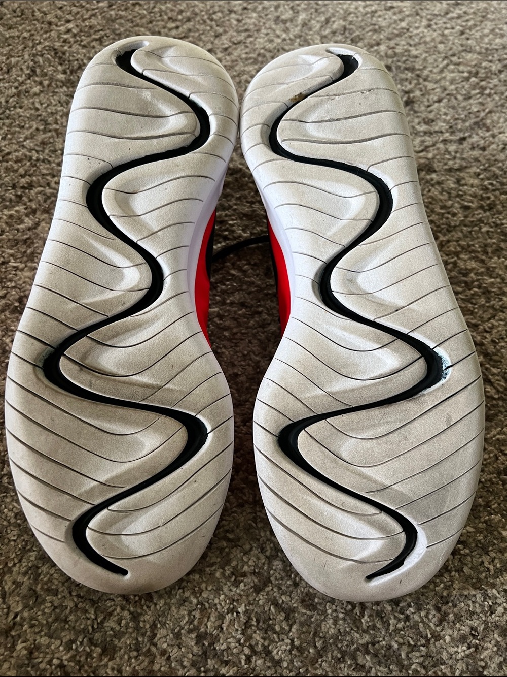 Nike Black and Red Low-Top Trainers - Picture 4 of 4